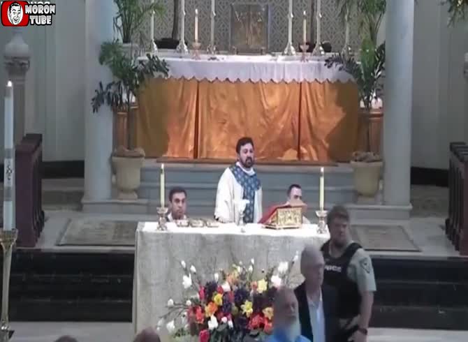 Video :During a live broadcast, parishioners in Louisiana neutralize a teenage gunman